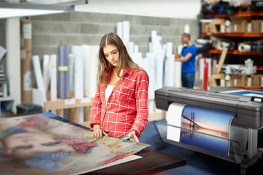 HP DesignJet Z9+ 44 Zoll in einem Druckraum