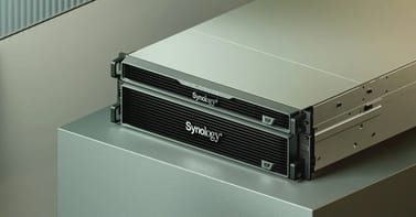 Synology ActiveProtect Appliance DP7200, zwei Rackgeräte übereinander in der Schrägansicht