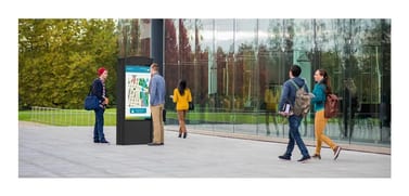 Peerless-AV Outdoor-Kiosk KOP55XHB2-EUK als Informationsstele auf einem Campus