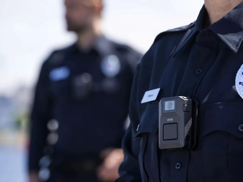 AXIS Bodycam W102 an der Uniform einer Einsatzkraft