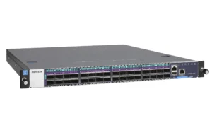 Netgear M4500-32C Managed Switch CMS4532 32x QSFP28 Ports - Mediatech Netgear M4500-32C, Ansicht schräg von vorne