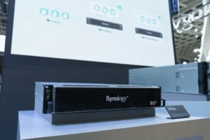 Synology DP7400 auf einer Messe, Ansicht von vorne und schräg