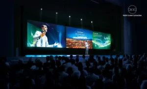 Samsung All-in-One LED IAC 130 Zoll 2K, auf einer Bühne mit mehreren Bildschirmen