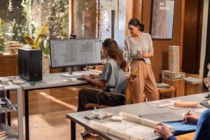 HP Z2 Tower G1i Workstation im Büro neben dem Monitor