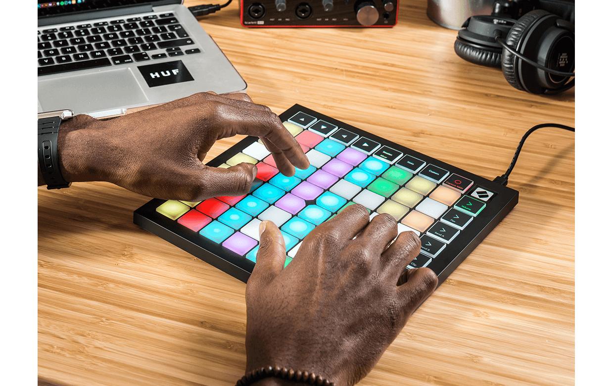 1002475_2 - Mediatech Novation Launchpad X Pad-Controller mit 64-Tasten Matrix