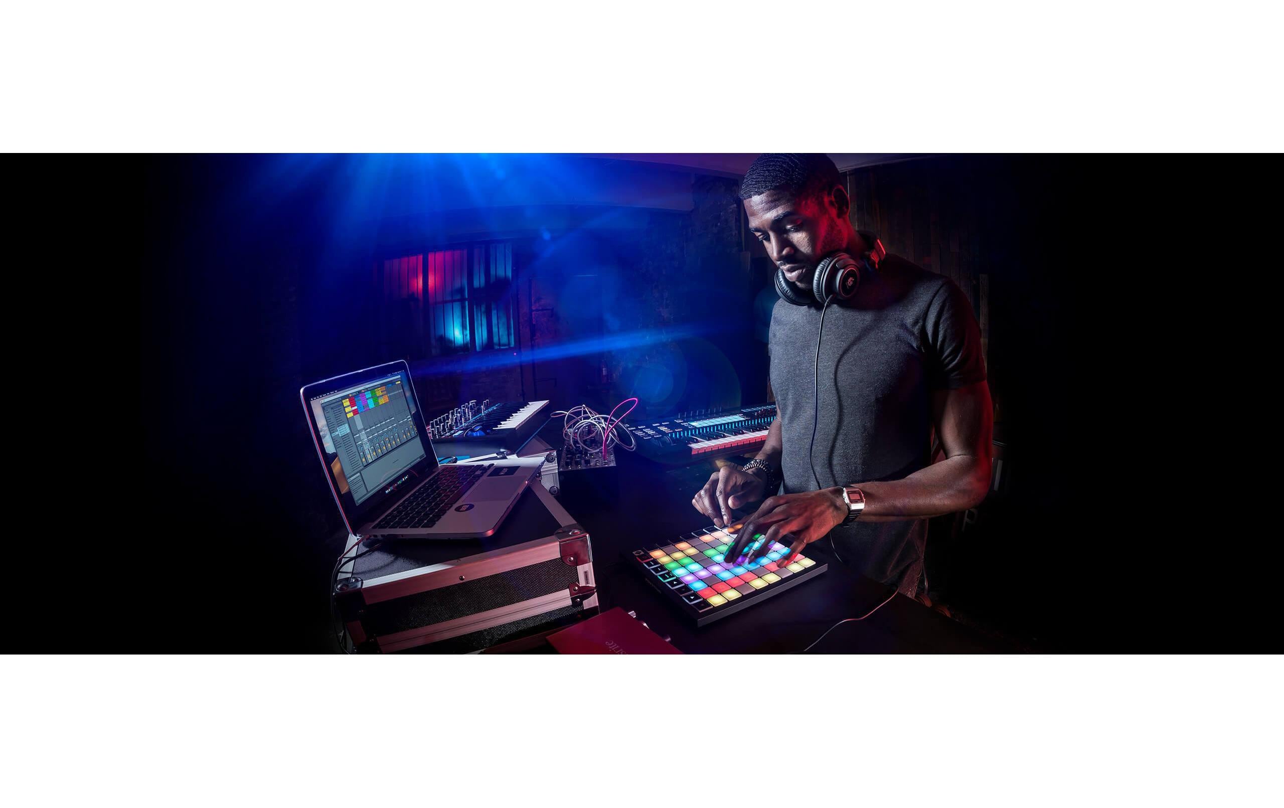 1002475_5 - Mediatech Novation Launchpad X Pad-Controller mit 64-Tasten Matrix