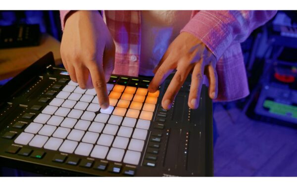 1631563_5 - Mediatech AKAI APC64, Ableton Controller 64 RGB-Pads, 8 Touch-Strips