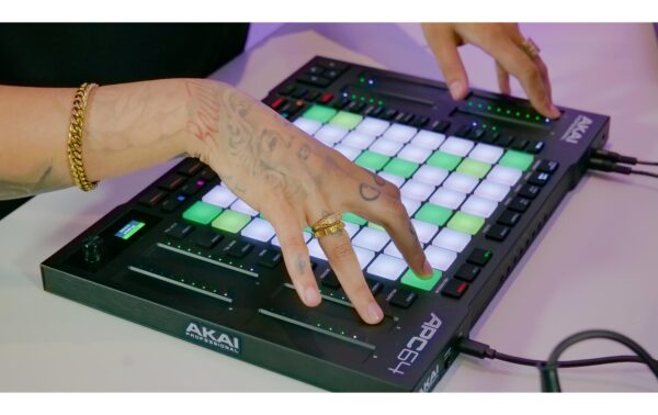 1631563_6 - Mediatech AKAI APC64, Ableton Controller 64 RGB-Pads, 8 Touch-Strips
