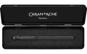 Caran dAche Füllfederhalter 849 Black Code M 0.55mm, schwarz