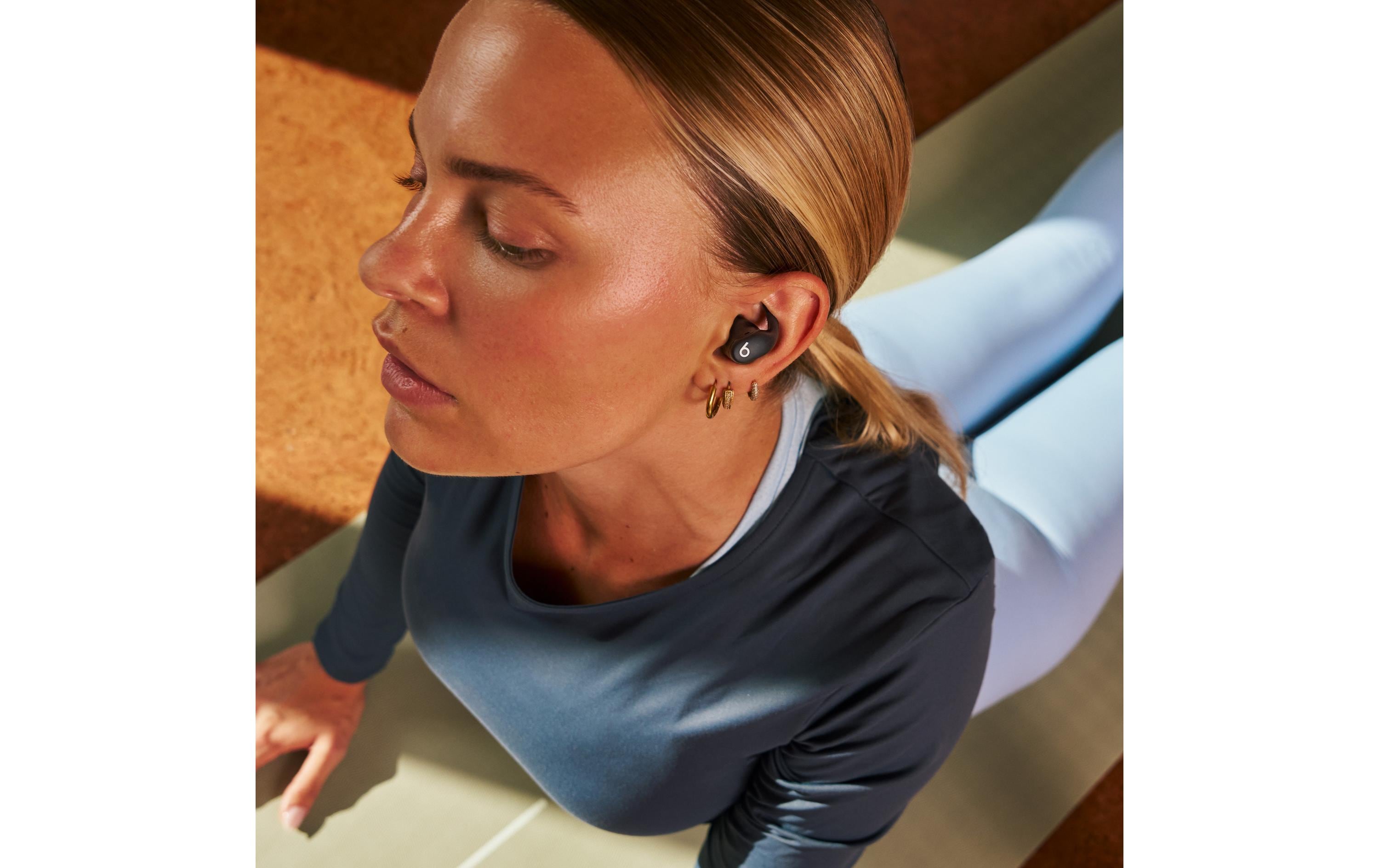 2001851_2 - Mediatech Apple Powerbeats Fit TW ANC Sportkopfhörer Jet Black, IPX 4, bis 30h Akkulaufzeit