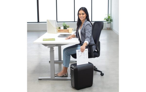 1133356_2 - Mediatech Fellowes Aktenvernichter LX65 schwarz 10 Blatt, 22 Liter, Microschnitt