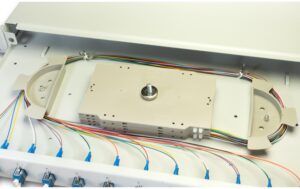 Lightwin 19 1HE Spleissbox, Multimode, OM4 12x DLC MM Kupplung violett, 2x12 LC/UPC Pi