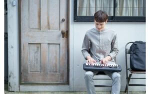 1344193_6 - Mediatech Yamaha PSS-A50 Mini Keyboard, 37 Mini Keys, Schwarz