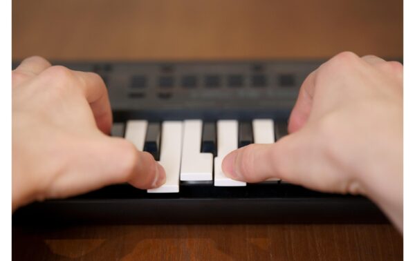 1344193_7 - Mediatech Yamaha PSS-A50 Mini Keyboard, 37 Mini Keys, Schwarz