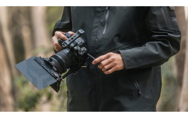 1564637_4 - Mediatech Lightweight Kit for Canon R6 Mark II, Black
