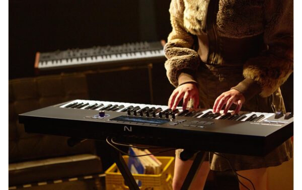 Native Instruments Kontrol S61 MK3 61-Tasten Smarter Keyboard-Controller