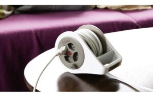 1616989_4 - Mediatech Steffen Kunststoff Kabelrolle mit Griff 4xT13, weiss/grau, 7m Kabel