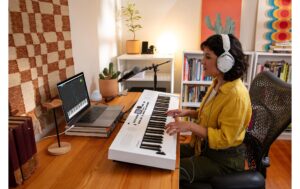 Roland GO:KEYS 5 White Music Creation Keyboard, 61-Tasten, weiss