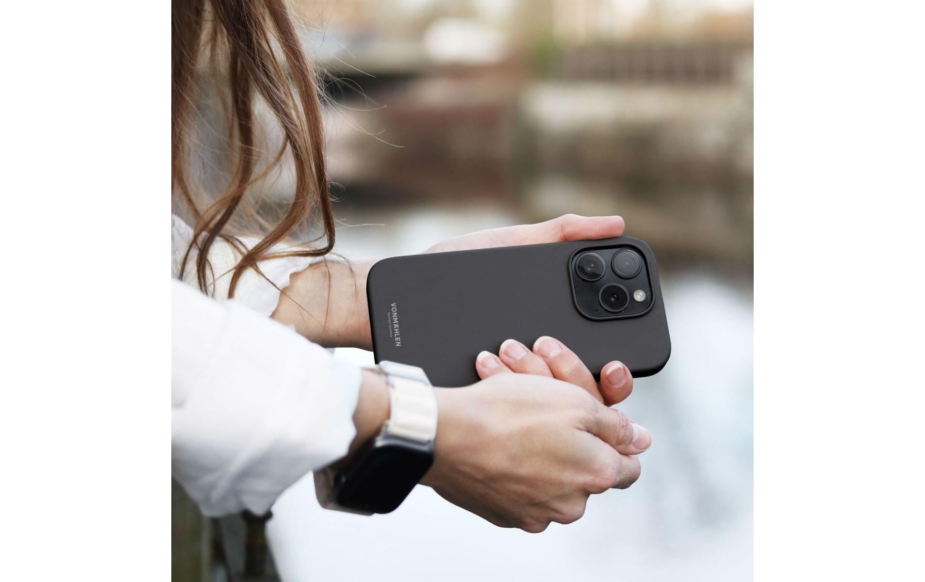 1703923_1 - Mediatech Vonmählen Eco Silicone Case Black iPhone 15 Pro
