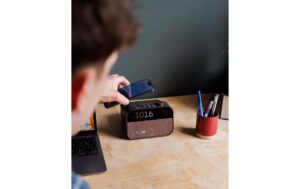 1733009_3 - Mediatech Pure Radiowecker Moment Charge Schwarz