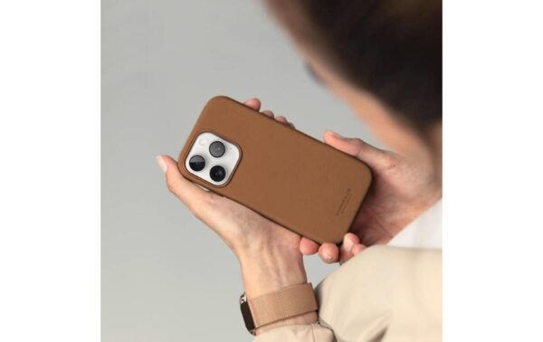 1743413_2 - Mediatech Vonmählen Like Leather Case Brown iPhone 16 Pro Max