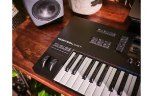 NI Kontrol S49 MK3 inkl. Upgr. 15 Ultimate Upgrade for S-Series MK3 BOX