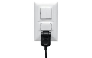 1979511_1 - Mediatech Klappstecker-Verlängerungskabel, 5m, sw 3-polig, T12/T13, Klappstecker
