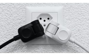 1979511_3 - Mediatech Klappstecker-Verlängerungskabel, 5m, sw 3-polig, T12/T13, Klappstecker