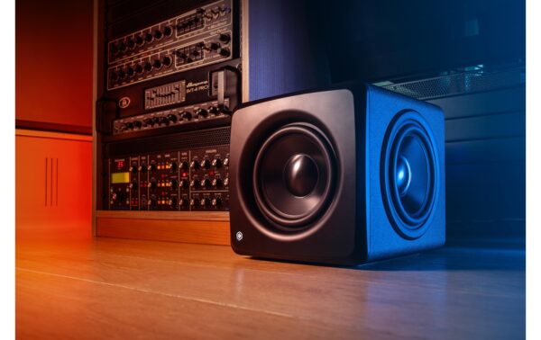 IK Multimedia iLoud Sub 160W RMS, 2x XLR, 2x RCA