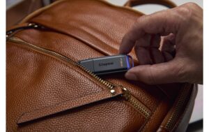 Kingston Portable DT Exodia 512GB, USB 3.2 mit Schutzkappe & Schlüsselring (purple)